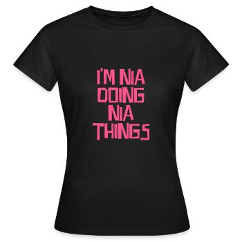 Je suis Nia en train de faire des choses de Nia - T-shirt Femme - noir - Devant - AI Model Female 172 dark (172cm)