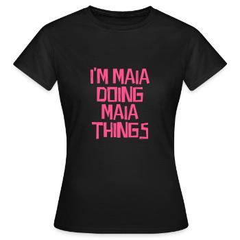 Je suis Maia en train de faire des choses Maia - T-shirt Femme - noir - Devant - AI Model Female 172 dark (172cm)