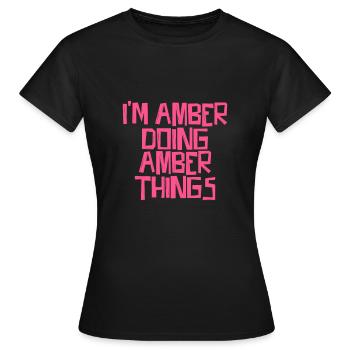 I'm Amber doing Amber things - Frauen T-Shirt - Schwarz - Vorne - AI Model Female 172 dark (172cm)