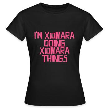 I´m Xiomara doing Xiomara things - Frauen T-Shirt - Schwarz - Vorne - AI Model Female 172 dark (172cm)
