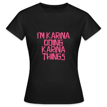 I'm Karina doing Karina things - Frauen T-Shirt - Schwarz - Vorne - AI Model Female 172 dark (172cm)