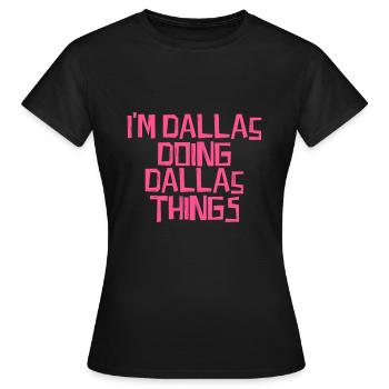Je suis Dallas en train de faire des choses à Dallas - T-shirt Femme - noir - Devant - AI Model Female 172 dark (172cm)