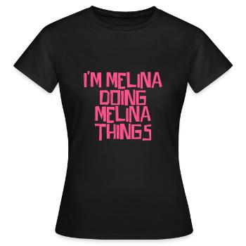 Je suis Melina en train de faire des choses Melina - T-shirt Femme - noir - Devant - AI Model Female 172 dark (172cm)
