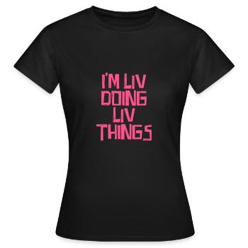 Je suis Liv en train de faire des choses Liv - T-shirt Femme - noir - Devant - AI Model Female 172 dark (172cm)