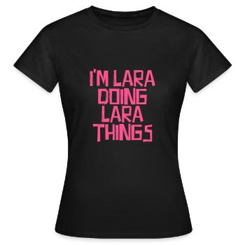 Je suis Lara en train de faire des choses à Lara - T-shirt Femme - noir - Devant - AI Model Female 172 dark (172cm)