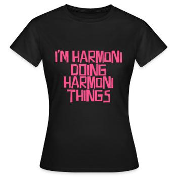 I'm Harmoni doing Harmoni things - Frauen T-Shirt - Schwarz - Vorne - AI Model Female 172 dark (172cm)