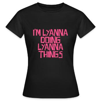 Je suis Lyanna qui fait des choses à Lyanna - T-shirt Femme - noir - Devant - AI Model Female 172 dark (172cm)