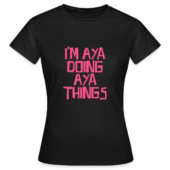 Je suis Aya en train de faire des choses Aya - T-shirt Femme - noir - Devant - AI Model Female 172 dark (172cm)