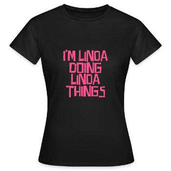 I'm Linda doing Linda things - Frauen T-Shirt - Schwarz - Vorne - AI Model Female 172 dark (172cm)