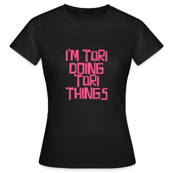 Je suis Tori en train de faire des choses Tori - T-shirt Femme - noir - Devant - AI Model Female 172 dark (172cm)