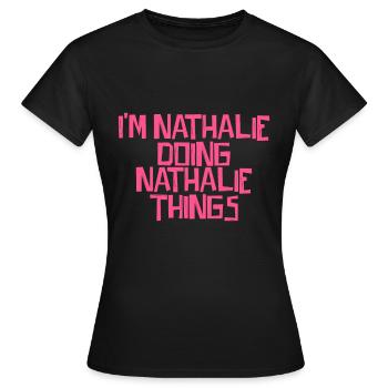 Je suis Nathalie en train de faire des choses à Nathalie - T-shirt Femme - noir - Devant - AI Model Female 172 dark (172cm)