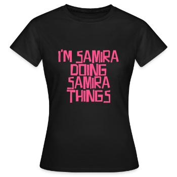 Je suis Samira en train de faire des choses à Samira - T-shirt Femme - noir - Devant - AI Model Female 172 dark (172cm)