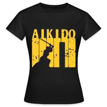 Aikido Kämpfer trainiert mit schwert im Dojo - Frauen T-Shirt - Schwarz - Vorne - AI Model Female 172 dark (172cm)