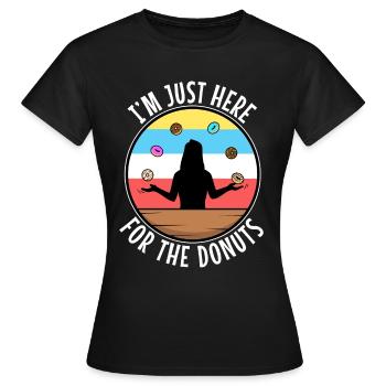 I'm just here for the donuts - Frauen T-Shirt - Schwarz - Vorne - AI Model Female 172 dark (172cm)