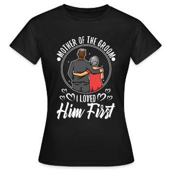 Mother of the groom i loved him first - Frauen T-Shirt - Schwarz - Vorne - AI Model Female 172 dark (172cm)