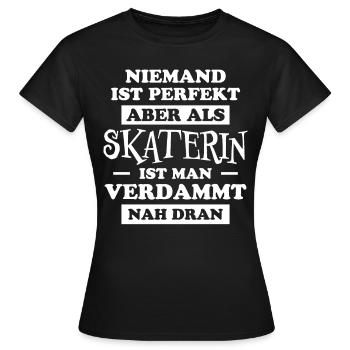 Skaterin Lustiger Spruch Skating Skaterin Geschenk - Frauen T-Shirt - Schwarz - Vorne - AI Model Female 172 dark (172cm)