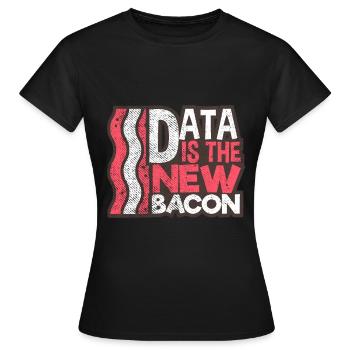 Computer scientist coding - Women's T-Shirt - black - Front - AI Model Female 172 dark (172cm)
