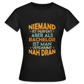 Lustiger Bachelor Abschluss Geschenk Spruch - Frauen T-Shirt - Schwarz - Vorne - AI Model Female 172 dark (172cm)