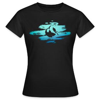 Hai im Ozean mit Taucher, Weisser Hai Hammerhai - Frauen T-Shirt - Schwarz - Vorne - AI Model Female 172 dark (172cm)