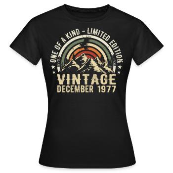 Dezember 1977 - Ausgezeichnet seit Dezember 1977 - Frauen T-Shirt - Schwarz - Vorne - AI Model Female 172 dark (172cm)