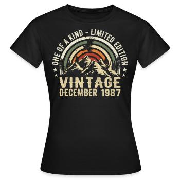 Dezember 1987 - Ausgezeichnet seit Dezember 1987 - Frauen T-Shirt - Schwarz - Vorne - AI Model Female 172 dark (172cm)