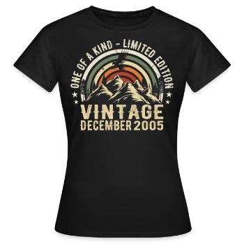 Dezember 2005 - Ausgezeichnet seit Dezember 2005 - Frauen T-Shirt - Schwarz - Vorne - AI Model Female 172 dark (172cm)