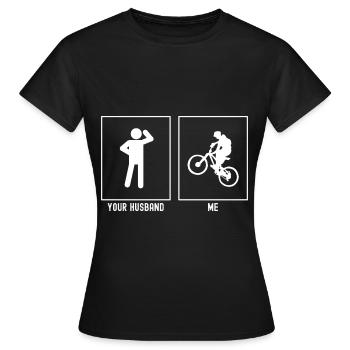 Ihr Mann - Ich - Mountainbiken bergauf - Frauen T-Shirt - Schwarz - Vorne - AI Model Female 172 dark (172cm)