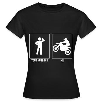 Ihr Ehemann - Ich - Motorrad bergauf - Frauen T-Shirt - Schwarz - Vorne - AI Model Female 172 dark (172cm)