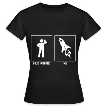 Ihr Mann - Ich - Astronomisches Raketenschiff - Frauen T-Shirt - Schwarz - Vorne - AI Model Female 172 dark (172cm)