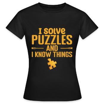 I solve Puzzles and I Know Things - T-shirt Femme - noir - Devant - AI Model Female 172 dark (172cm)