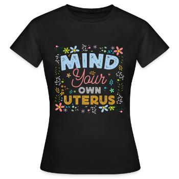 Utérus Flowers Autonomisation féministe - T-shirt Femme - noir - Devant - AI Model Female 172 dark (172cm)