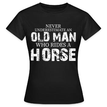 Ne sous-estimez jamais un vieil homme qui a un sou - T-shirt Femme - noir - Devant - AI Model Female 172 dark (172cm)