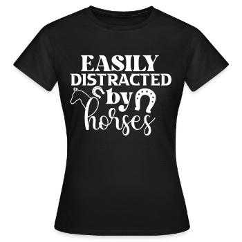 Facilement distrait par les chevaux - Abgelenkt durch Pfer - T-shirt Femme - noir - Devant - AI Model Female 172 dark (172cm)