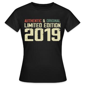 2019 Geburtstagsgeschenk 2019 Jahrgang 2019 Retro - Frauen T-Shirt - Schwarz - Vorne - AI Model Female 172 dark (172cm)