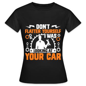 Don't Flatter Yourself I Was Looking At Your Car - Frauen T-Shirt - Schwarz - Vorne - AI Model Female 172 dark (172cm)