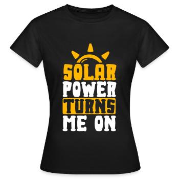 L’énergie solaire me tourne vers les énergies renouvelables - T-shirt Femme - noir - Devant - AI Model Female 172 dark (172cm)