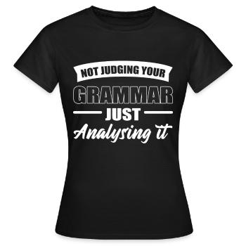 Ich beurteile Ihre Grammatik nicht, ich - Frauen T-Shirt - Schwarz - Vorne - AI Model Female 172 dark (172cm)