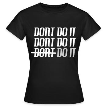 Die Kraft von "Tu es!", Motivation, kein Bedauern - Frauen T-Shirt - Schwarz - Vorne - AI Model Female 172 dark (172cm)