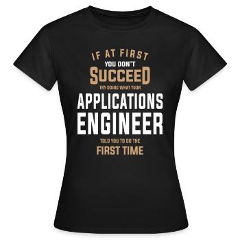Écoutez votre ingénieur d’applications - T-shirt Femme - noir - Devant - AI Model Female 172 dark (172cm)