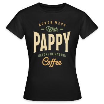 Pappy's Kaffee-Power! Papa und Opa - Frauen T-Shirt - Schwarz - Vorne - AI Model Female 172 dark (172cm)