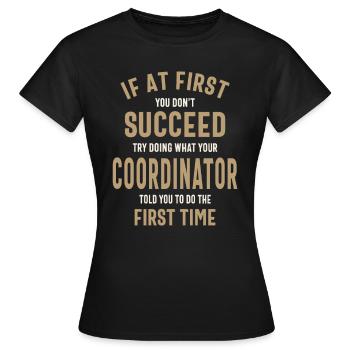 Écoutez votre coordinateur - T-shirt Femme - noir - Devant - AI Model Female 172 dark (172cm)