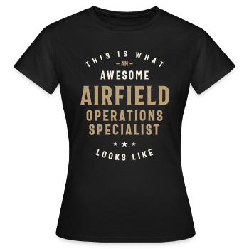 Der großartige Flugplatz-Ops-Spezialist - Frauen T-Shirt - Schwarz - Vorne - AI Model Female 172 dark (172cm)