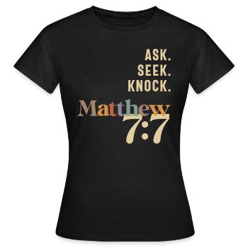 Fragen Suchen Klopfen Matthäus 7:7 Christliches Zitat - Frauen T-Shirt - Schwarz - Vorne - AI Model Female 172 dark (172cm)