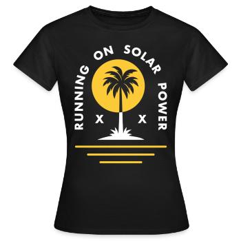 Betrieb mit Solarenergie - Frauen T-Shirt - Schwarz - Vorne - AI Model Female 172 dark (172cm)