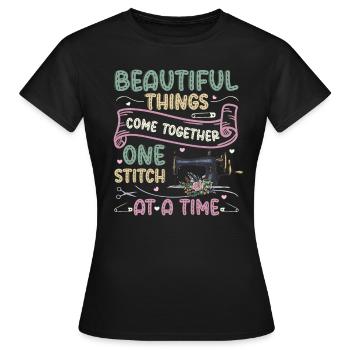 Ein Stich nach dem anderen, Quilten, Nähen. - Frauen T-Shirt - Schwarz - Vorne - AI Model Female 172 dark (172cm)