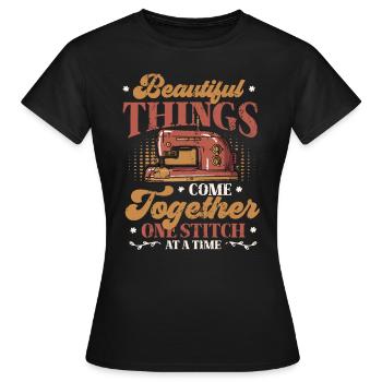 Ein Stich nach dem anderen, Quilten, Nähen. - Frauen T-Shirt - Schwarz - Vorne - AI Model Female 172 dark (172cm)