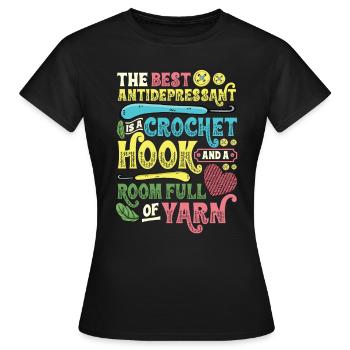 Häkelnadel Und Raum Voller Garn, Häkeln - Frauen T-Shirt - Schwarz - Vorne - AI Model Female 172 dark (172cm)