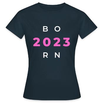 Né en 2023 - Né en 2023 ou - T-shirt Femme - marine - Devant - AI Model Female 172 dark (172cm)