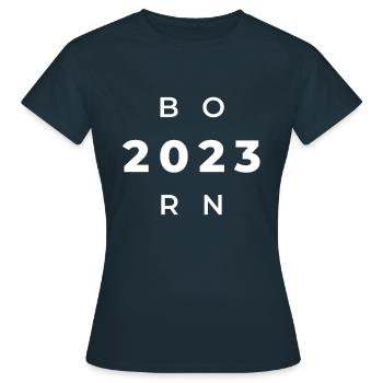 Né en 2023 - Né en 2023 ou - T-shirt Femme - marine - Devant - AI Model Female 172 dark (172cm)
