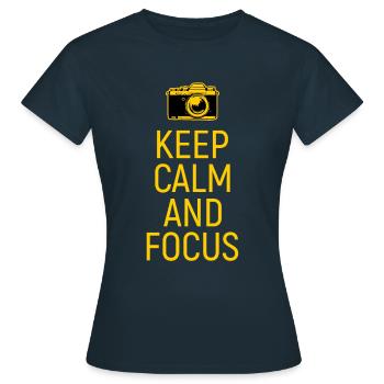 Keep Calm and Focus photo photo cadeau - T-shirt Femme - marine - Devant - AI Model Female 172 dark (172cm)